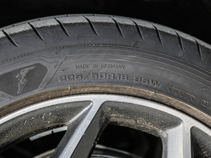 2018sDrive 20i MԽҰb V ݆̥ߴ