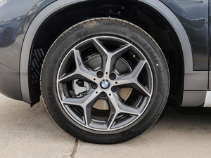 2018sDrive 20i MԽҰb V ݆Ȧ