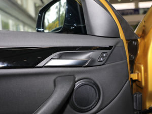 2018sDrive 25i IMԽҰb V g