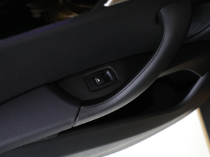 2018sDrive 25i IMԽҰb V g