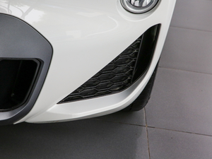 2018sDrive 20i MԽҰb V ^