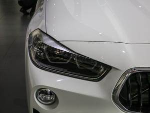 2018sDrive 20i MԽҰb V ^