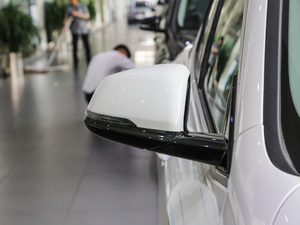 2018sDrive 20i MԽҰb V ^