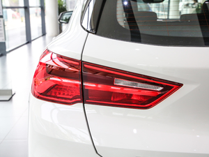 2018sDrive 20i MԽҰb V ^