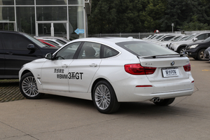 2018款320i 豪华设计套装 左后45度
