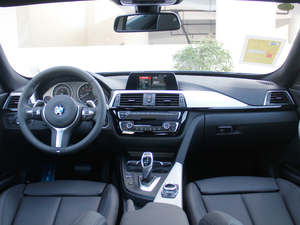 2018款320i M 运动型 内饰全景