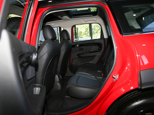 2018款1.5T COOPER ALL4 艺术家 后排空间