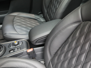 2018款1.5T COOPER 特别版 中央扶手箱