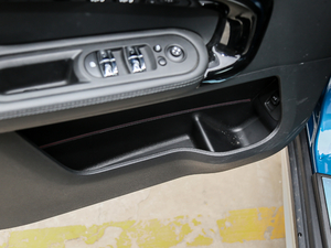 2019款1.5T COOPER 艺术家周末旅行版 前门储物空间