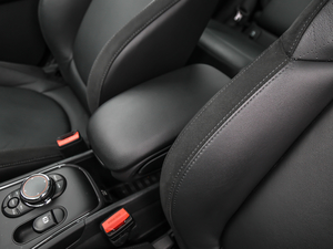 2019款1.5T COOPER 艺术家周末旅行版 中央扶手箱