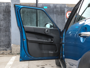 2019款1.5T COOPER 艺术家周末旅行版 前门储物空间