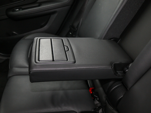 2019款1.5T COOPER 艺术家周末旅行版 后排中央扶手