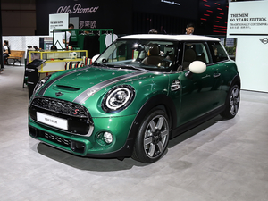 2019款三门版 1.5T COOPER 60周年纪念 左前45度