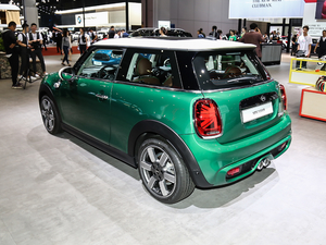 2019款三门版 1.5T COOPER 60周年纪念 左后45度