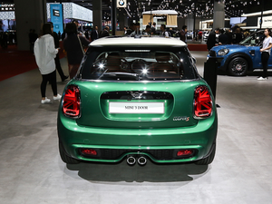 2019款三门版 1.5T COOPER 60周年纪念 正后	