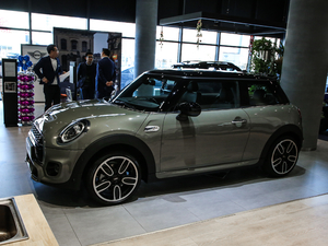 2020款三门版 2.0T COOPER S 经典派 绝色版 左前45度