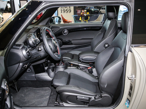 2020款三门版 2.0T COOPER S 经典派 绝色版 前排空间