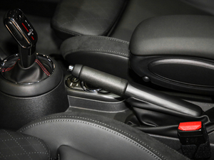 2020款三门版 2.0T COOPER S 经典派 绝色版 驻车制动器