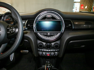 2020款三门版 2.0T COOPER S 经典派 绝色版 中控台