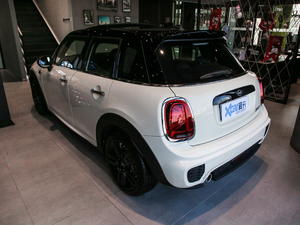 2020款五门版 1.5T COOPER 经典派 绝色版 左后45度