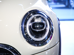 2020款五门版 1.5T COOPER 经典派 绝色版 大灯