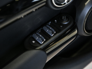 2020款五门版 1.5T COOPER 经典派 绝色版 主驾车窗控制区	