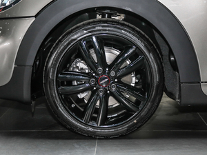 2020款三门版 1.5T COOPER 经典派 绝色版 轮圈