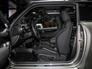 2020款三门版 1.5T COOPER 经典派 绝色版 前排空间