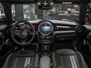 2020款三门版 1.5T COOPER 经典派 绝色版 内饰全景