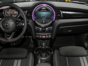 2020款三门版 1.5T COOPER 经典派 绝色版 中控台
