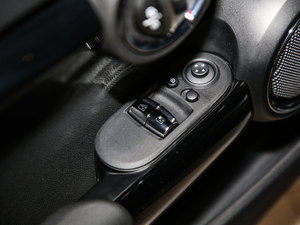 2020款三门版 1.5T COOPER 艺术家 主驾车窗控制区	
