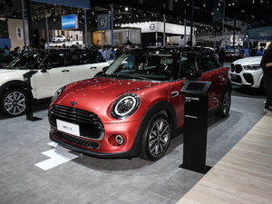 2020款五门版 1.5T COOPER 艺术家 左前45度