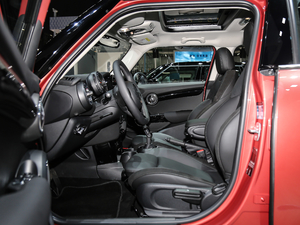 2020款五门版 1.5T COOPER 艺术家 前排空间