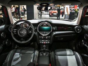 2020款五门版 1.5T COOPER 艺术家 内饰全景