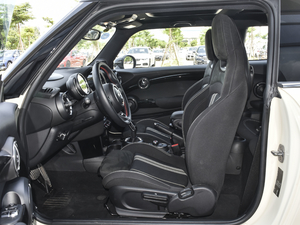 2020款三门版 1.5T COOPER 赛车手 前排空间