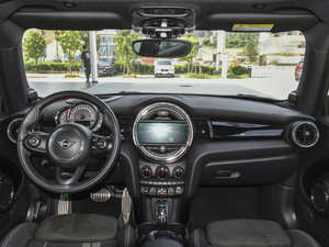 2020款三门版 1.5T COOPER 赛车手 内饰全景