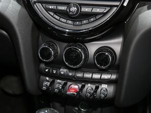 20202.0T COOPER S Sidewalk {{