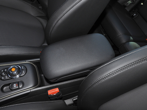 2021款1.5T COOPER ALL4 中央扶手箱