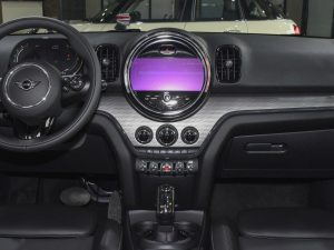2021款1.5T COOPER ALL4 拉古纳蓝限量版  中控台