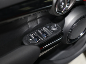 2021款五门版 1.5T COOPER 艺术家 主驾车窗控制区	