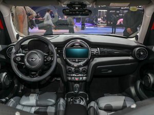 2021款五门版 1.5T COOPER 艺术家 内饰全景