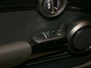 2021款三门版 1.5T COOPER 经典派 主驾车窗控制区	