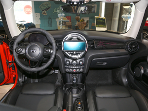 2021款三门版 1.5T COOPER 经典派 内饰全景