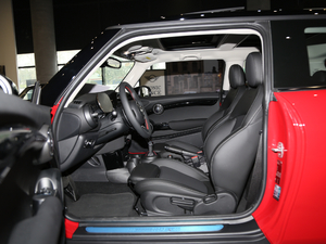 2021款三门版 2.0T COOPER S 经典派 前排空间