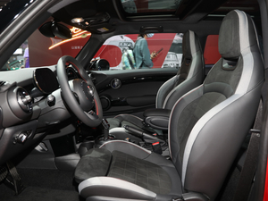 2021款2.0T COOPER S 叁柒号纪念版 前排空间