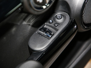 2021款三门版 1.5T COOPER 赛车手 主驾车窗控制区	
