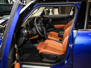 2021款五门版 1.5T COOPER 艺术家 前排空间