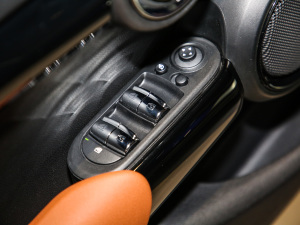 2021款五门版 1.5T COOPER 艺术家 主驾车窗控制区	