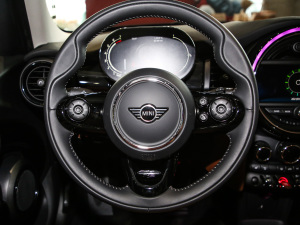 2021款五门版 1.5T COOPER 艺术家 方向盘