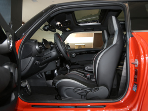 2021款三门版 2.0T COOPER S 典藏版 前排空间